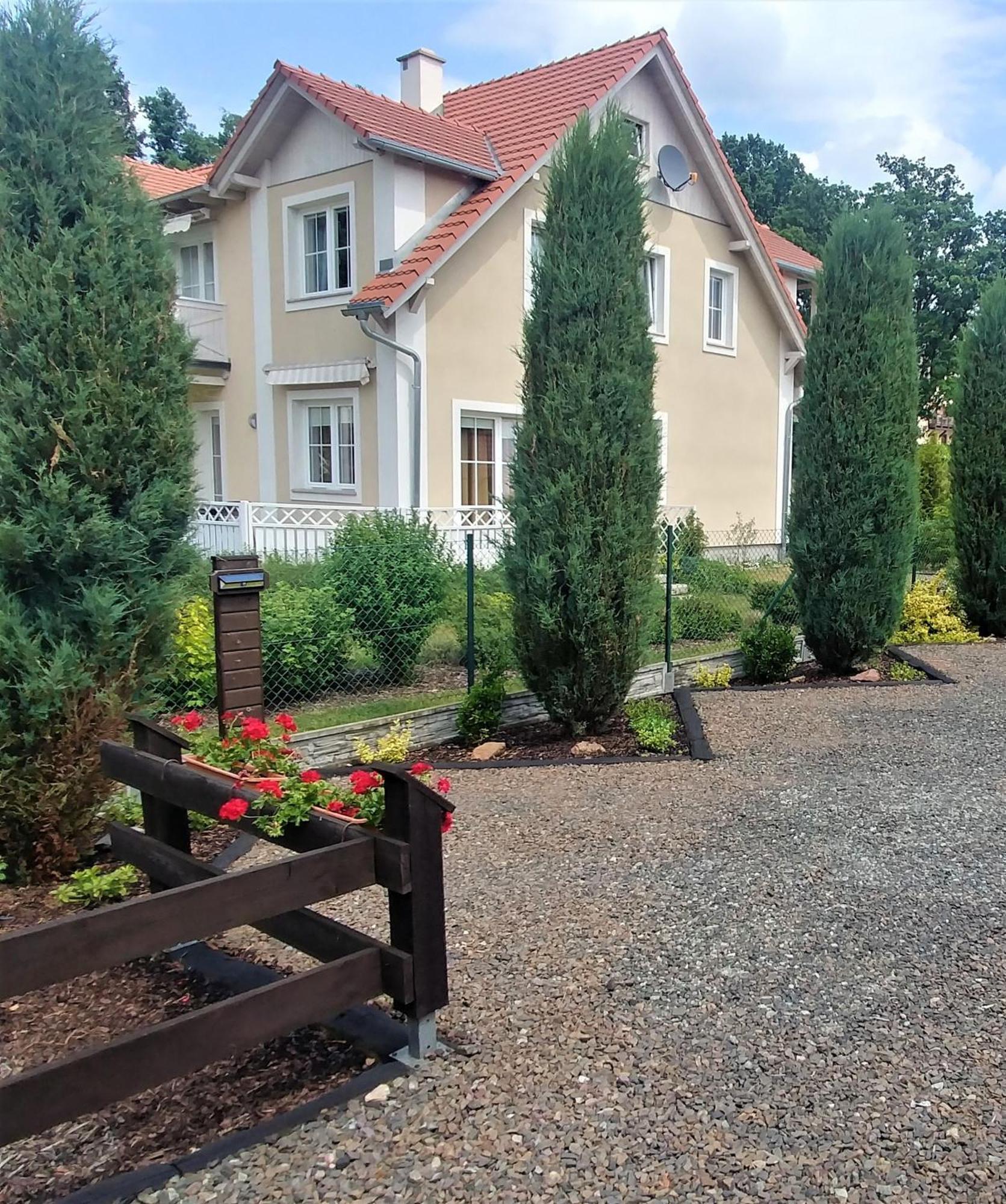 Willa Axla Z Weranda Ogrodem I Parkingiem Kudowa-Zdrój Exteriör bild